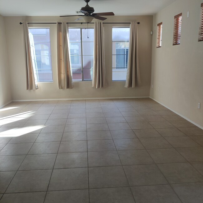 Espacio abierto de la sala de estar/comedor. - 240 W Juniper Ave
