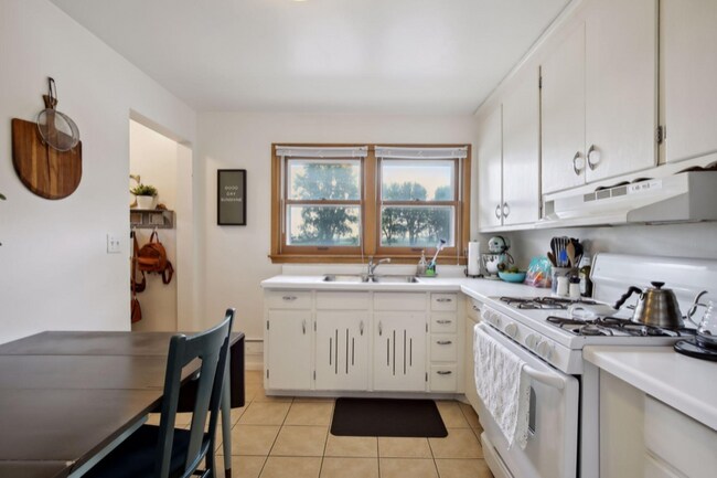 Building Photo - 2106 E 58th St
