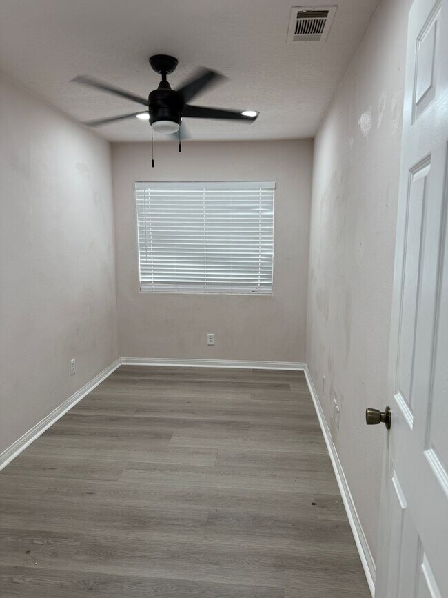 Foto del edificio - Charming 3-Bedroom Home with Spacious Yard