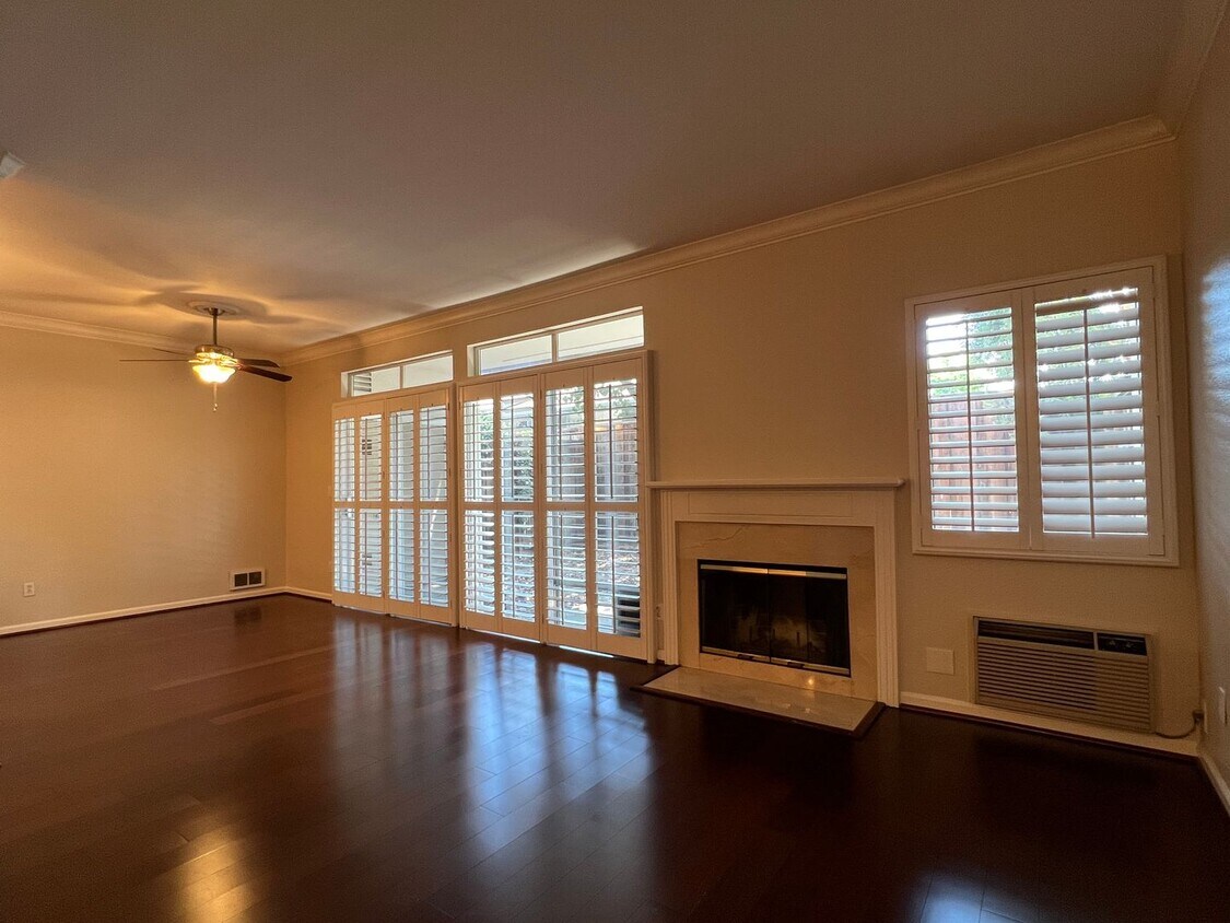 Remodeled 2 Bedroom 2 Bath Condo Walking d... - Remodeled 2 Bedroom 2 Bath Condo Walking d...