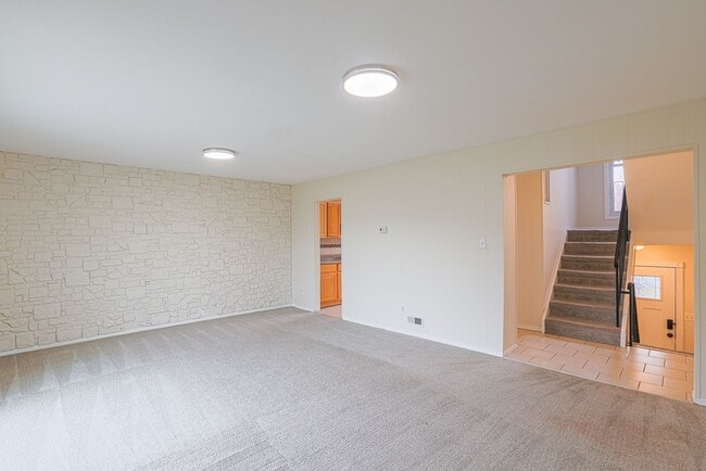 Building Photo - Spacious 3bdrm 1bath Home in Quiet Community