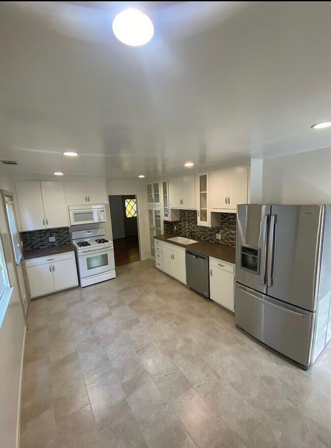 Kitchen - 841 N Keystone St