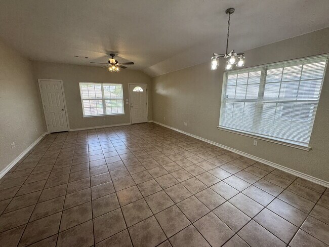 Building Photo - 3 bedroom 2 bath brick duplex in excellent...