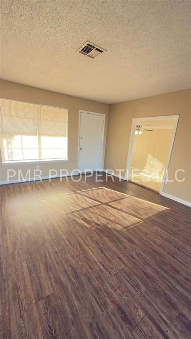 Building Photo - 3 Bedroom/1.5 Bath-House