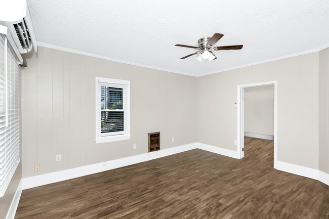 Building Photo - 512 Oshaughnessy Ave NE