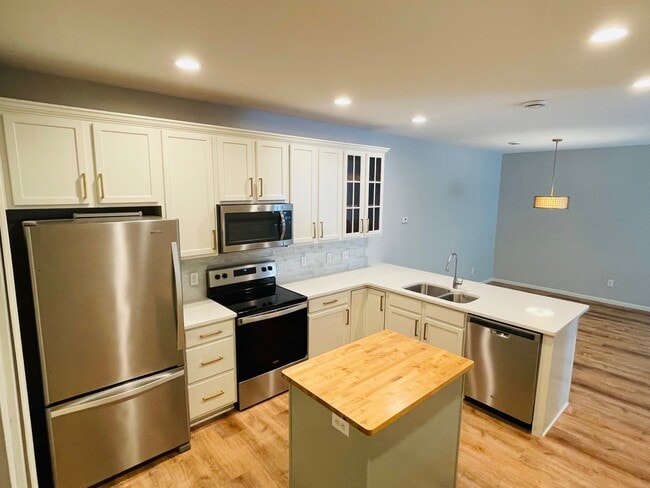 10' ceilings, clean and well kept - 739 Maple Hills Dr