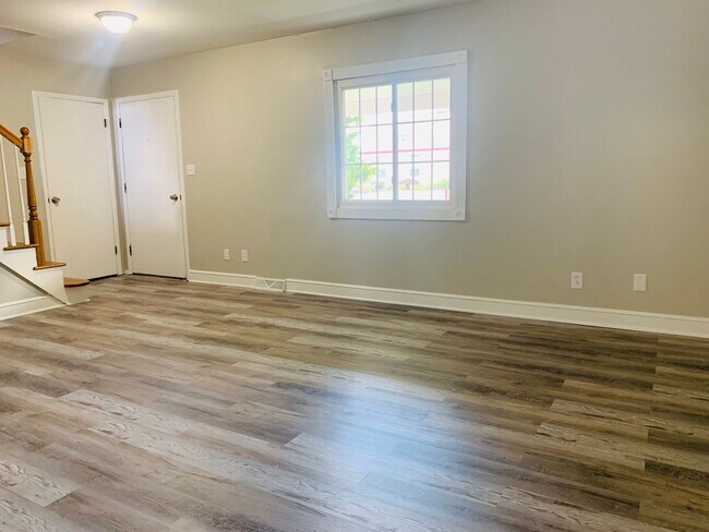 Building Photo - 3 BR/2 BA - New flooring, detached garage ...