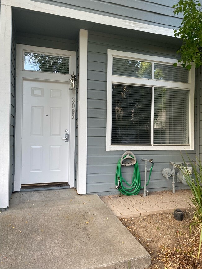 Building Photo - 3093 Woods Cir