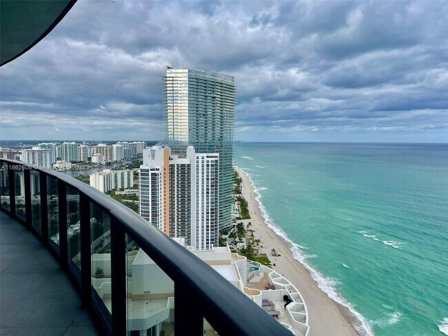Building Photo - 18555 Collins Ave