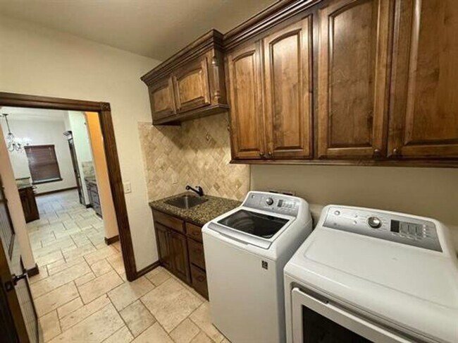 Building Photo - Beautiful Home in desirable Location