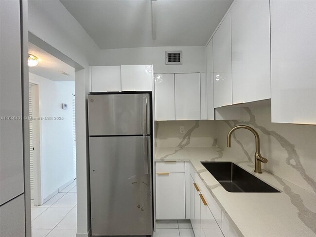 Foto del edificio - 2899 Collins Ave