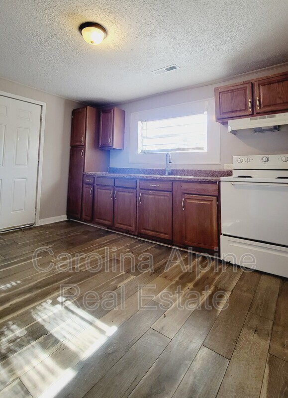Building Photo - 514 S Maple St