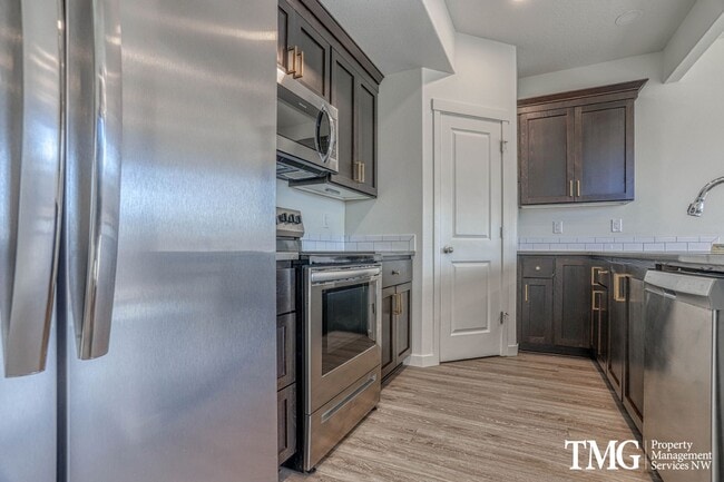 Building Photo - Exciting Ridgefield Home in a Growing Community