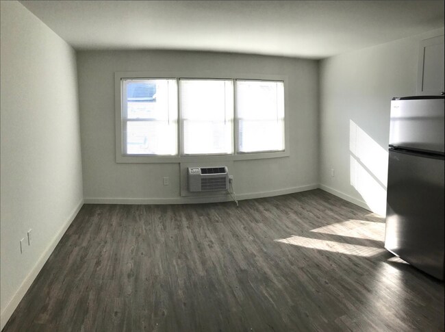 Building Photo - 320 7th Ave