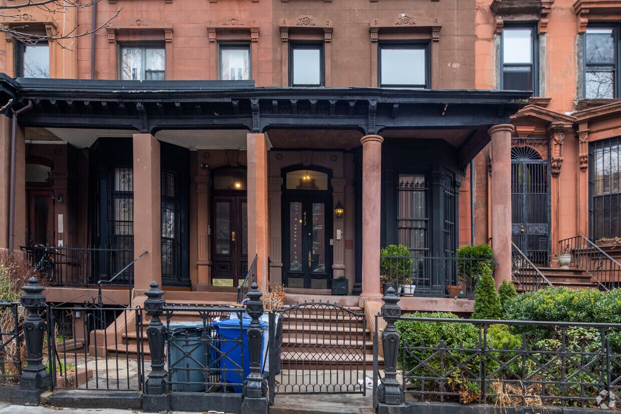 Entrada - 473 Clinton Ave