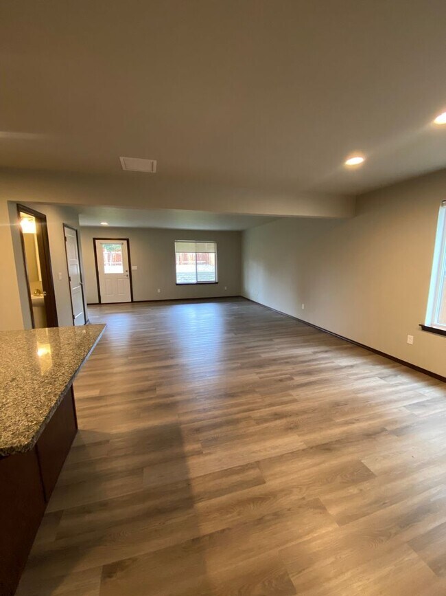 Foto del edificio - Beautiful 3 Bedroom 2.5  Bathroom Townhome w/ 2-car Garage - in the Eastmont School District!