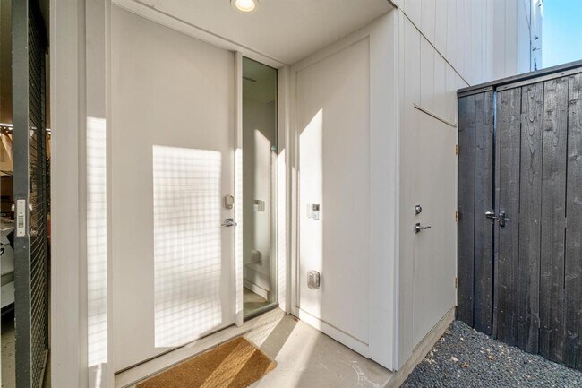 Foto del edificio - 3406 E 17th St