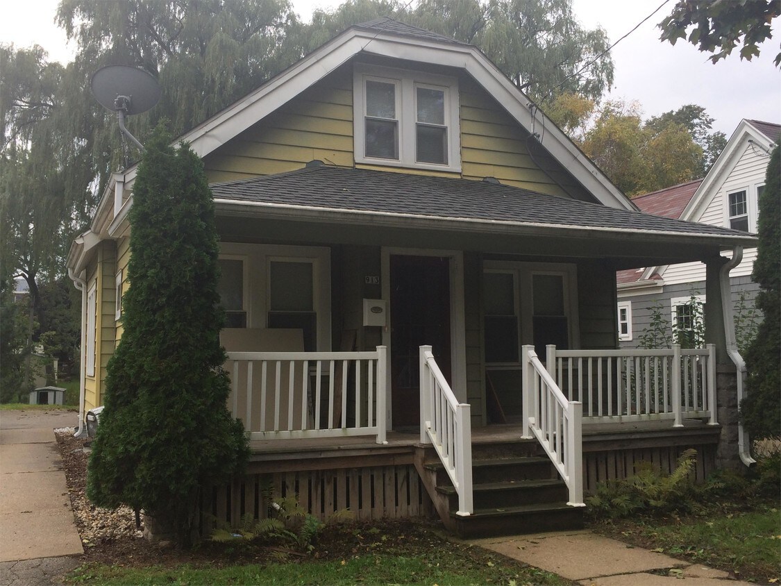 913 Madison St, Waukesha, WI 53188 House Rental in Waukesha, WI