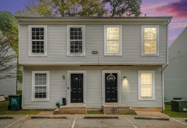 Building Photo - Conveniently Located 3BR/2.5BA Townhome in...