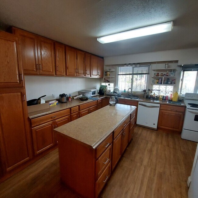 Building Photo - Spacious 5 bedroom home in Carmichael