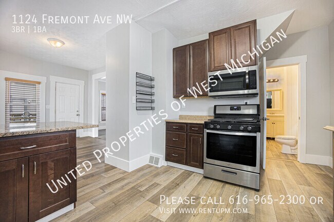 Building Photo - Available Now | 3 Bedroom 1 Bath Single Fa...