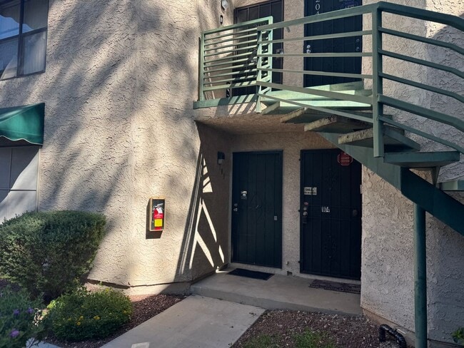 Building Photo - 520 Elm Dr