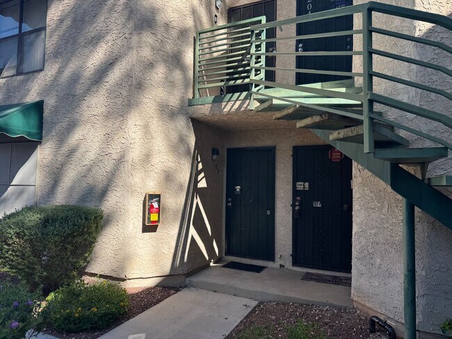 Foto del edificio - Fully Furnished Ground-Floor Condo with Po...