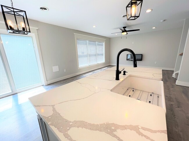 Foto del edificio - 10975 Main St