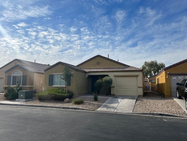 Building Photo - 2 Bed 1 Den 2 bath single story