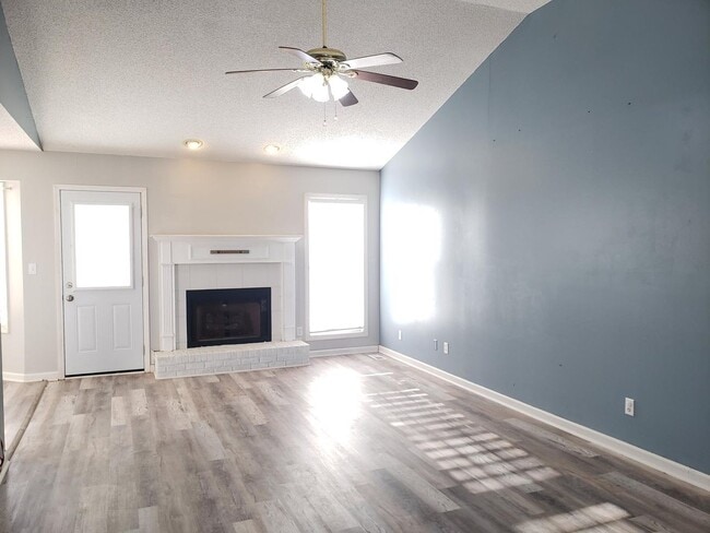 Foto del edificio - Close to Post! No Carpet! Lovely 3 Bed/2 Bath fenced in backyard!