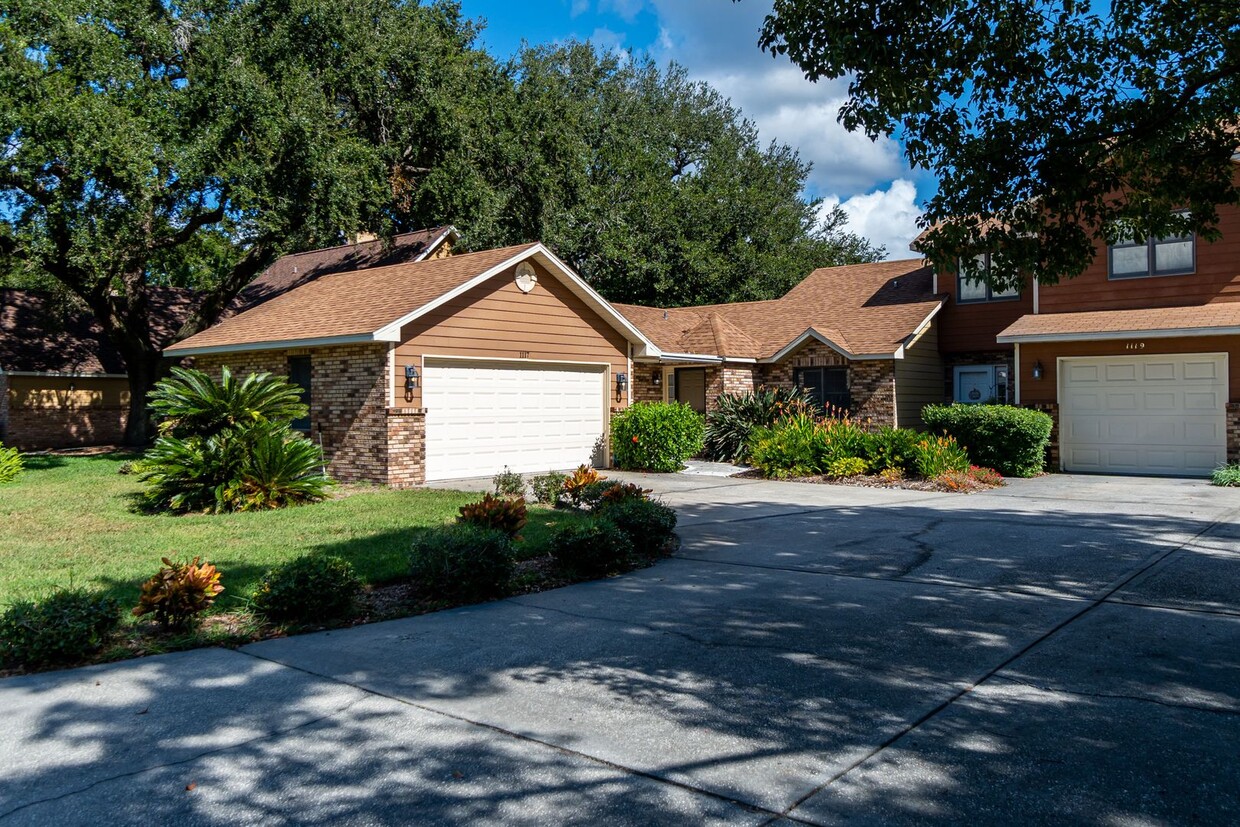 Foto principal - Charming 2 Bedroom 1.5 Bath One Story Vill...