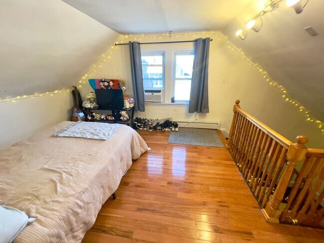 Foto del edificio - Huge room for rent in shared apartment in Chestnut Hill