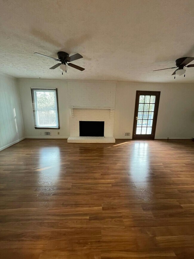 Foto del edificio - 3052 Robinson Rd NE