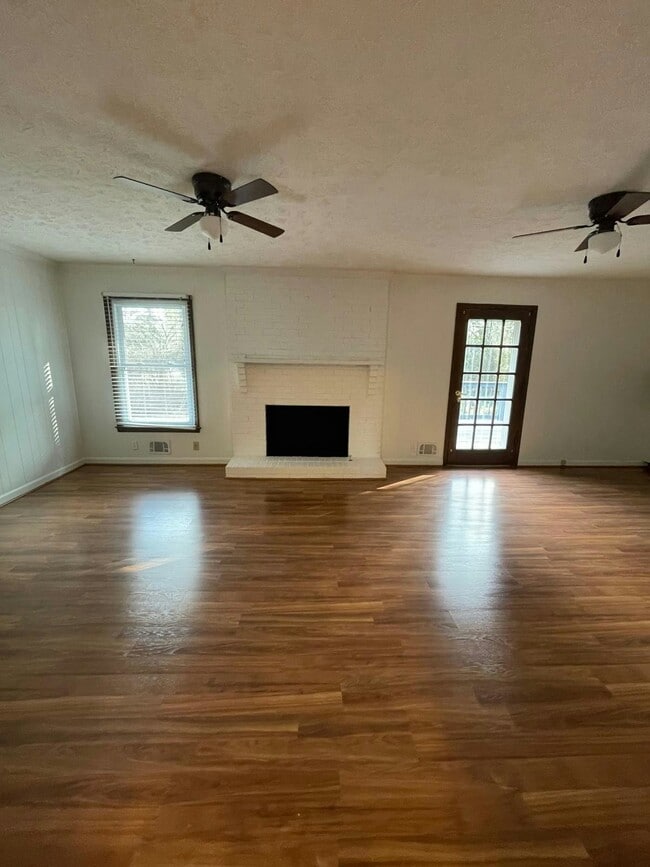 Photo - 3052 Robinson Rd NE House