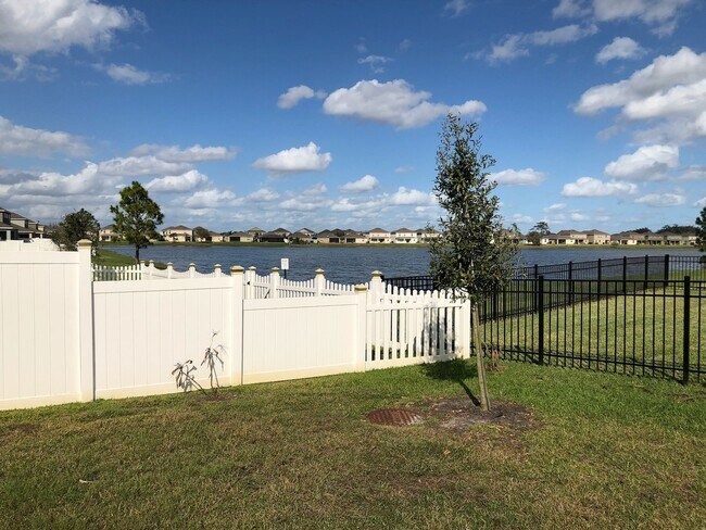 Foto del edificio - WYNDHAM LAKES ESTATES 4/2.5 HOME FOR RENT - LAKE VIEW!