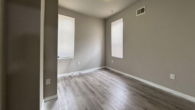 Foto del edificio - Modern 3-Bedroom Rental with Stainless Steel Appliances,