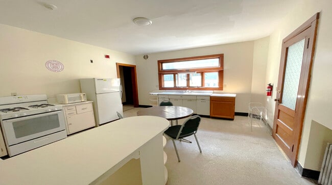 Kitchen - 512 Stewart Ave