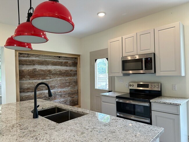Building Photo - (August 2026) HUGE 8 Bed 6 Bath !! New Rem...