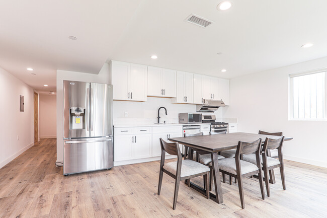 Shared Kitchen - 1545 W 36th Pl Student Housing