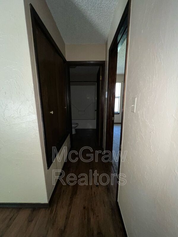 Building Photo - 2609 Oakhurst Dr