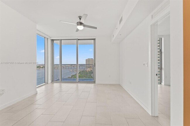 Foto del edificio - 2150 N Bayshore Dr