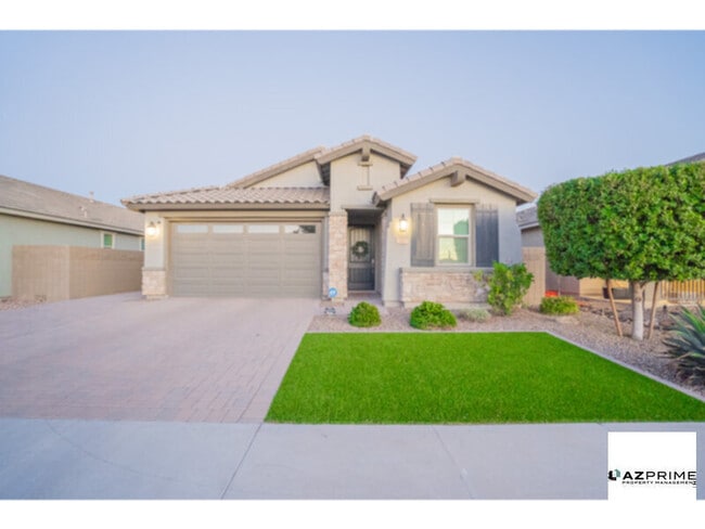 Foto del edificio - Presenting An Exquisitely Crafted 3/2.5 Goodyear Jewel Where Modern Sophistication Meets Serene Comf