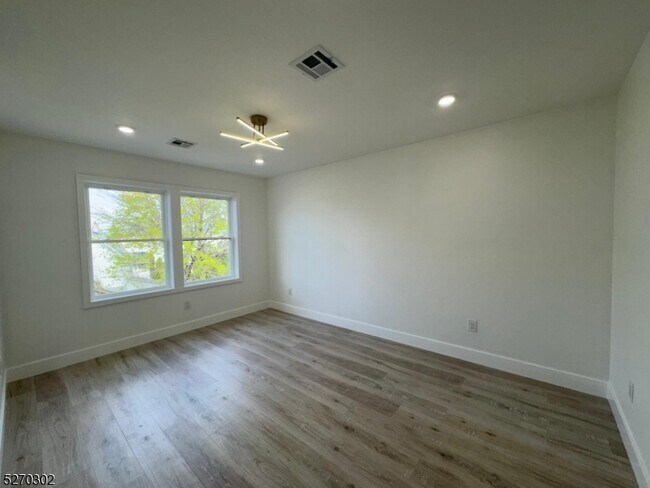 Building Photo - 65 Orient Wy