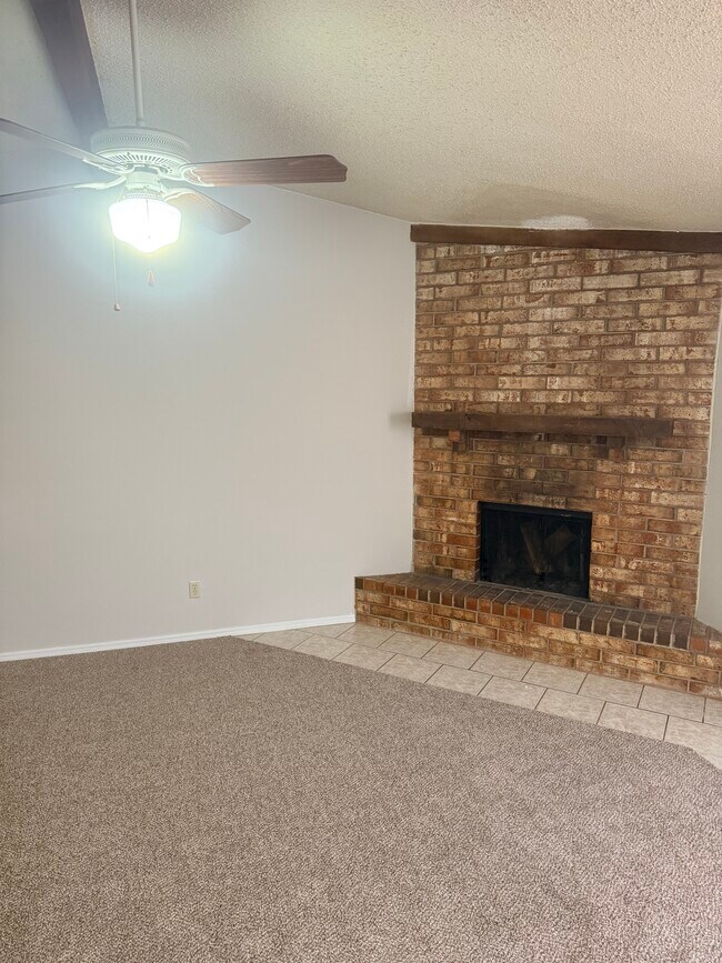 Building Photo - 828 Hardy Springs Cir