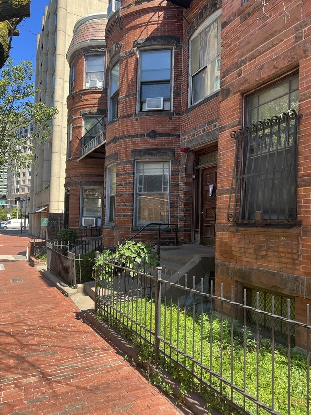 Building Photo - 261 W Newton St