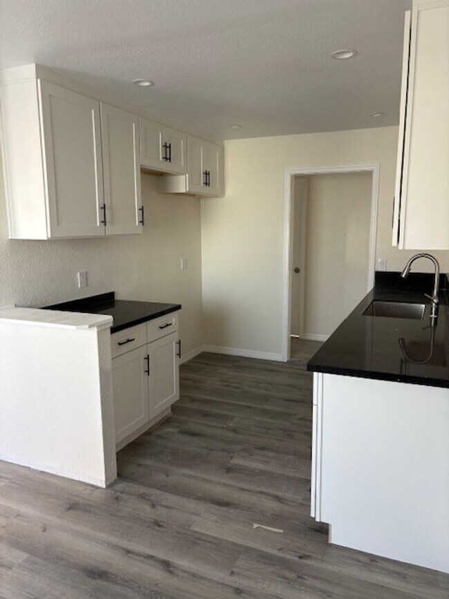 Building Photo - Newly remodeled 3 bedroom, 2 bath home.
