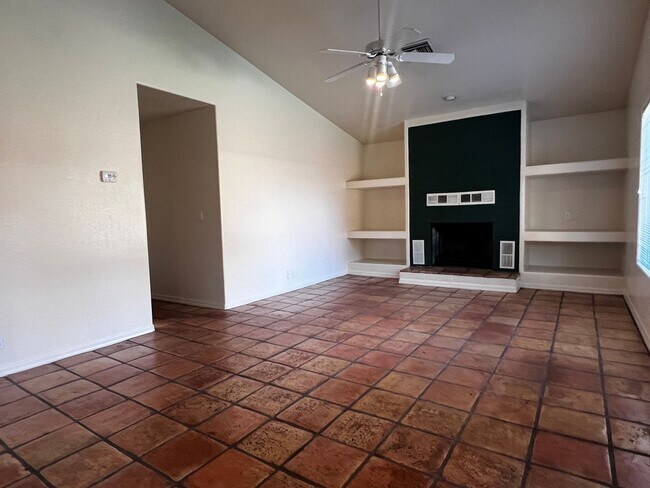 Foto del edificio - Tempe 2 Bed, 1 Bath Duplex Back Unit with ...