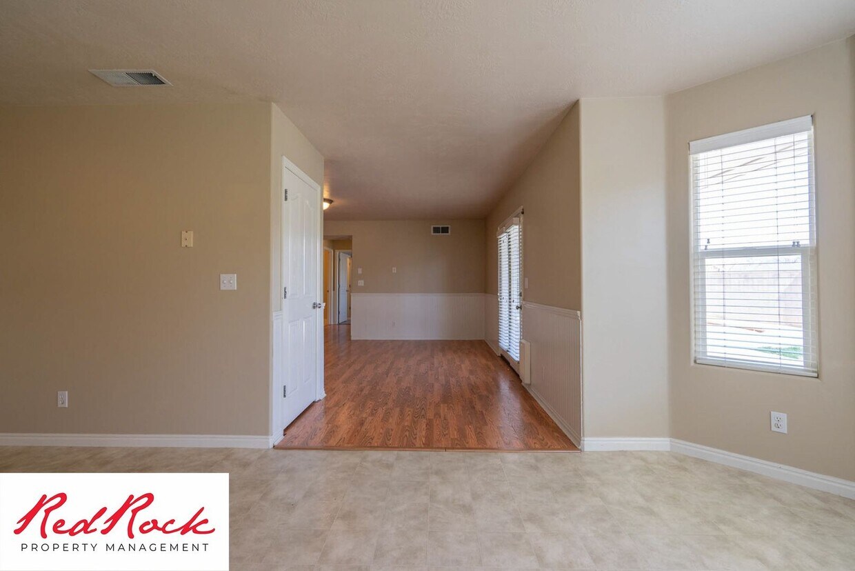 Foto principal - 5 Bedroom Pet Friendly Home!