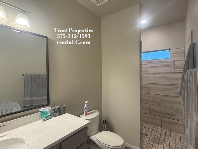 Building Photo - Newer home in Legends West