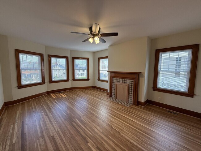 Building Photo - 324 E Main St